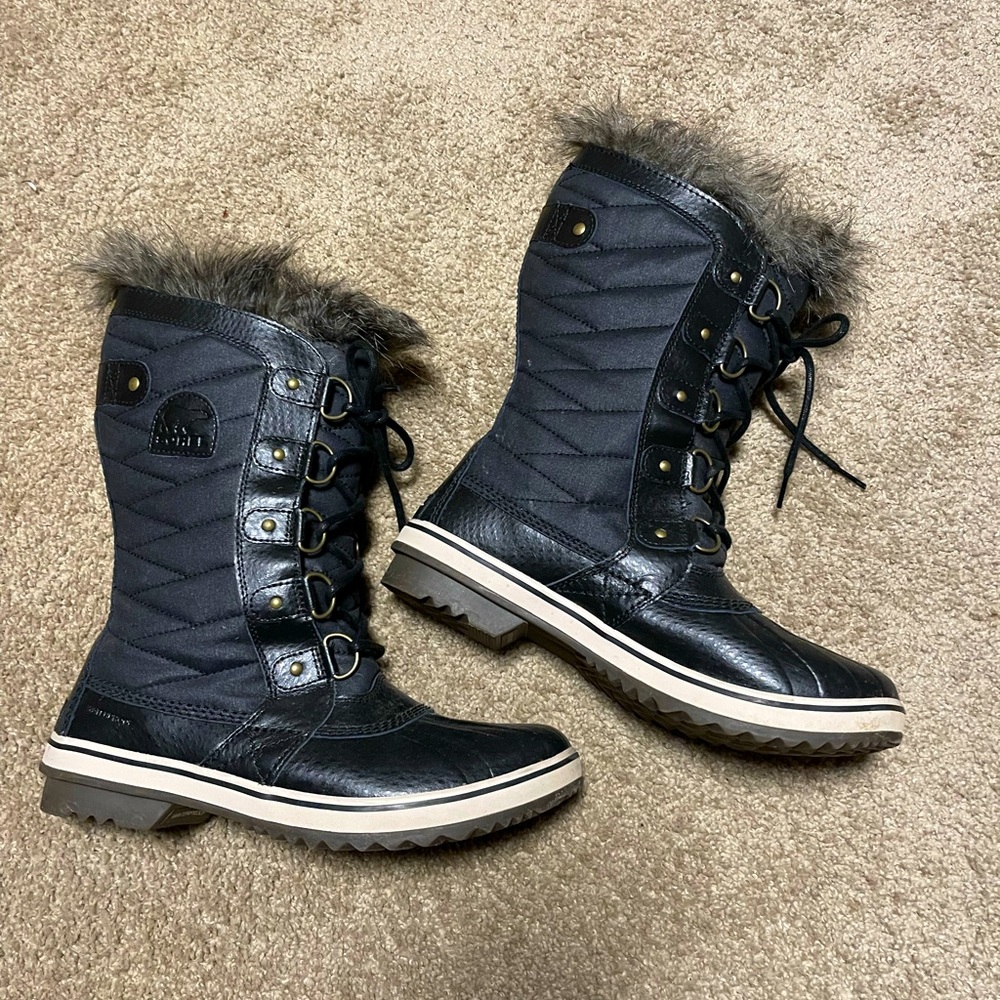 Like new SOREL boots.
